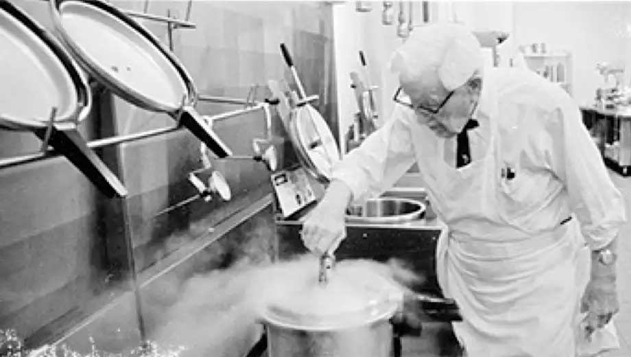 Coronel Sanders mejorando su receta en la cocina