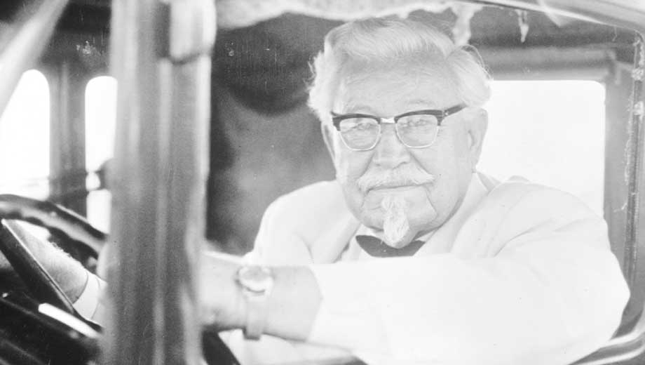 Coronel Sanders de gira en su vehículo