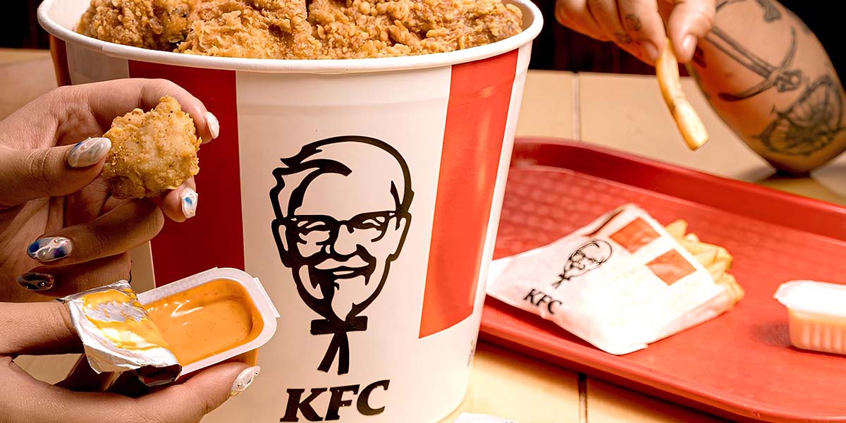 La combinación perfecta: Pollo frito y maratones de series