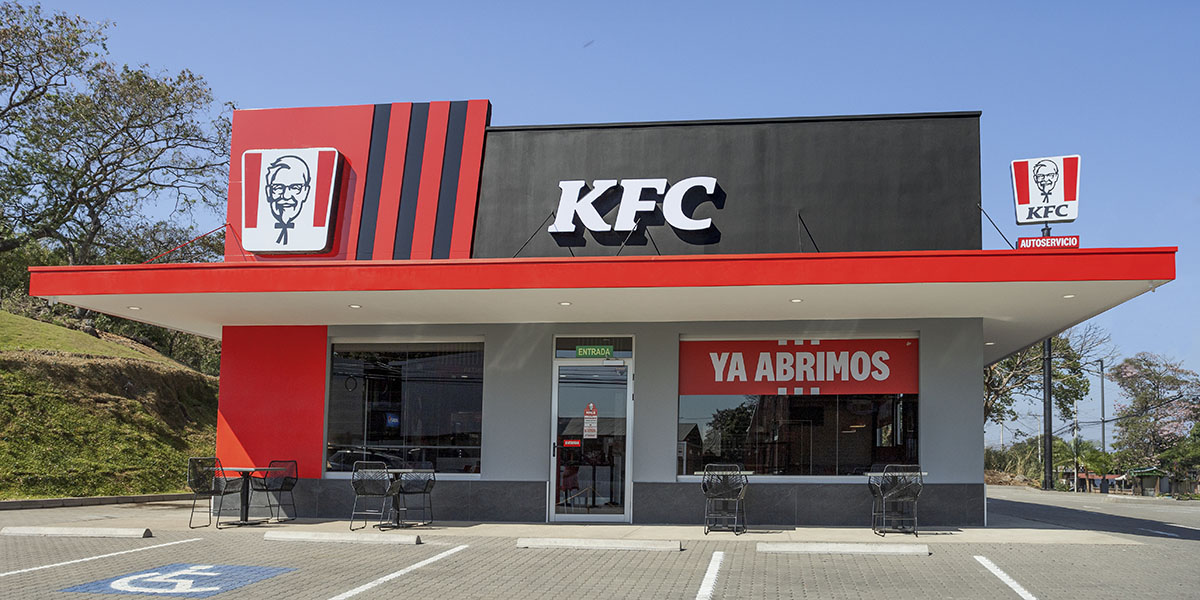 La combinación perfecta: Pollo frito y maratones de series