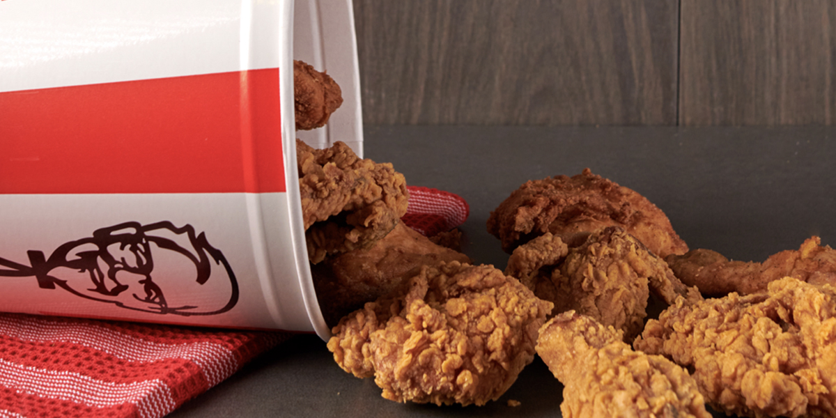 La combinación perfecta: Pollo frito y maratones de series