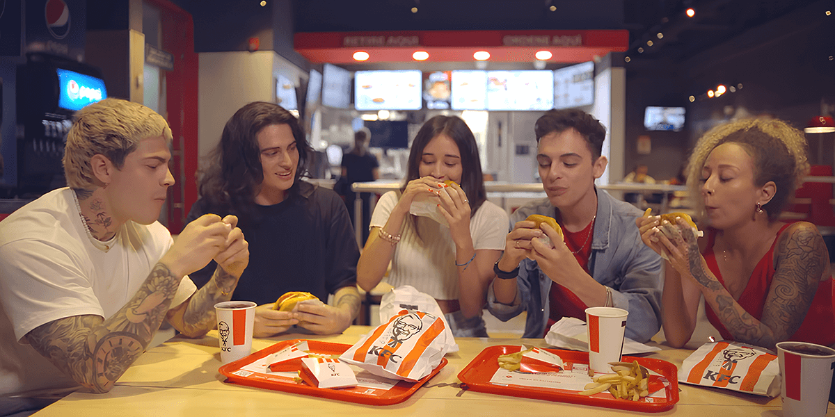 La combinación perfecta: Pollo frito y maratones de series