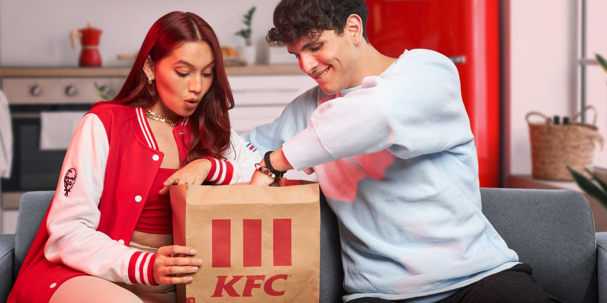 La combinación perfecta: Pollo frito y maratones de series