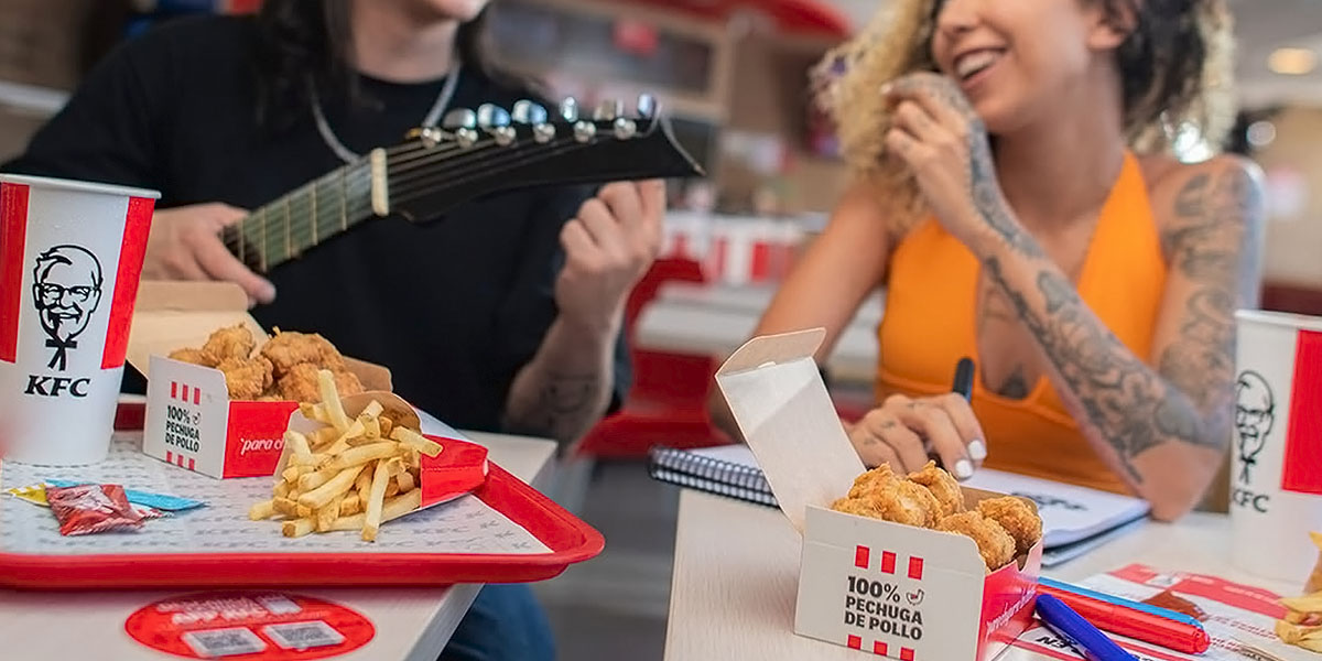 La combinación perfecta: Pollo frito y maratones de series