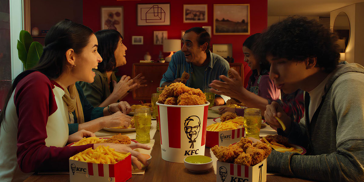La combinación perfecta: Pollo frito y maratones de series