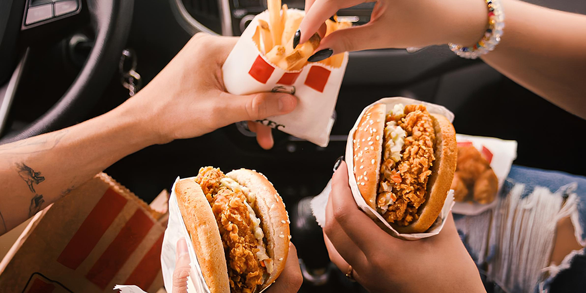 La combinación perfecta: Pollo frito y maratones de series