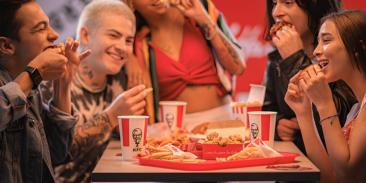 La combinación perfecta: Pollo frito y maratones de series