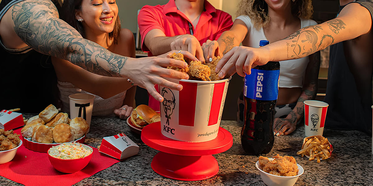 La combinación perfecta: Pollo frito y maratones de series